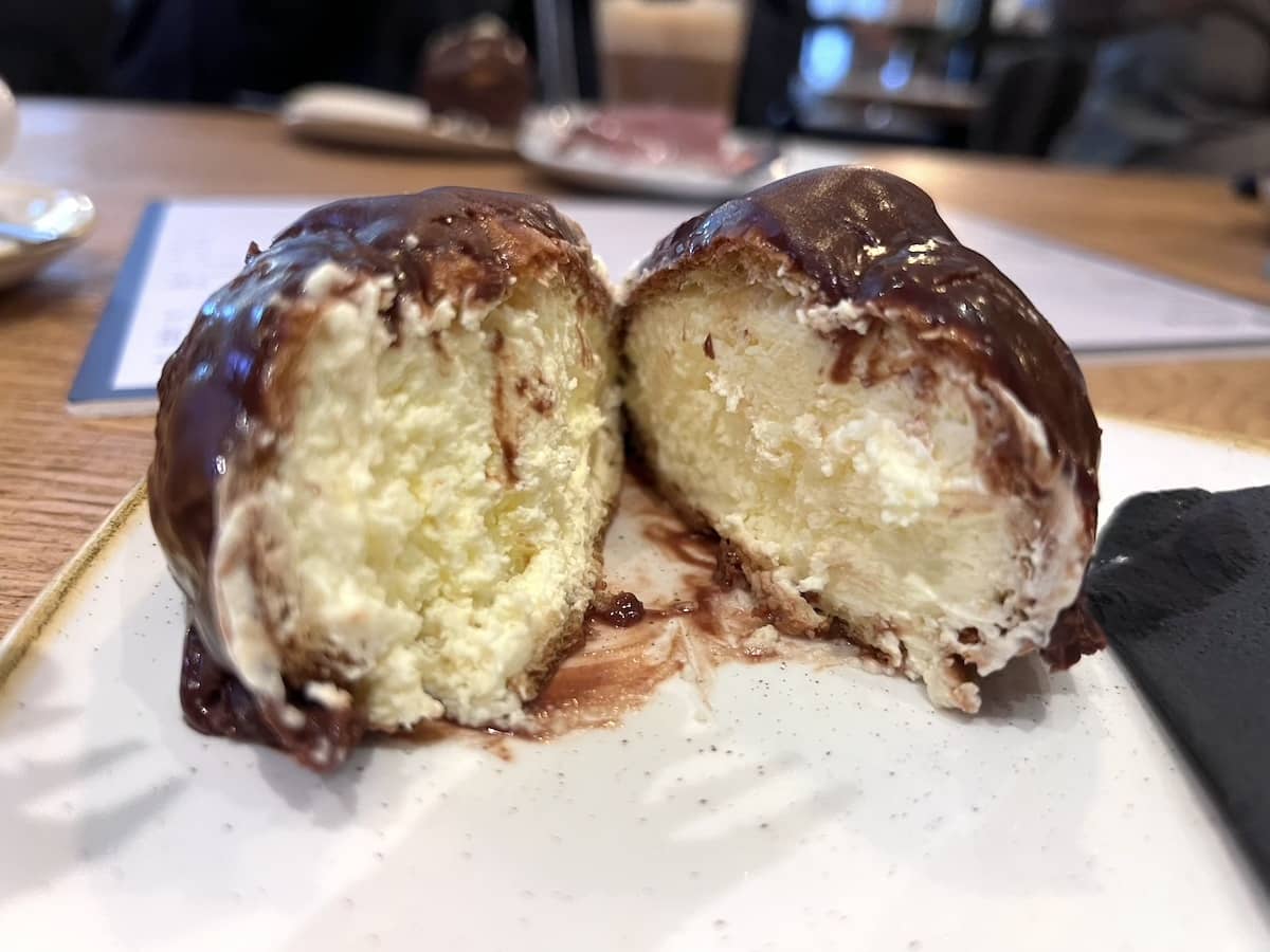 A cut open Bossche Bol