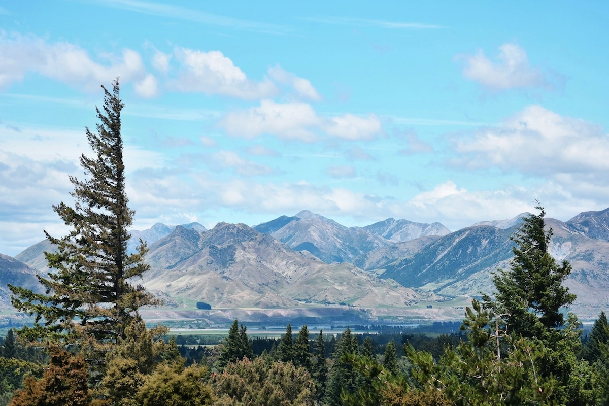Mountains at Hanmer Springs, New Zealand - Photo by Nick Sarvari on Unsplash