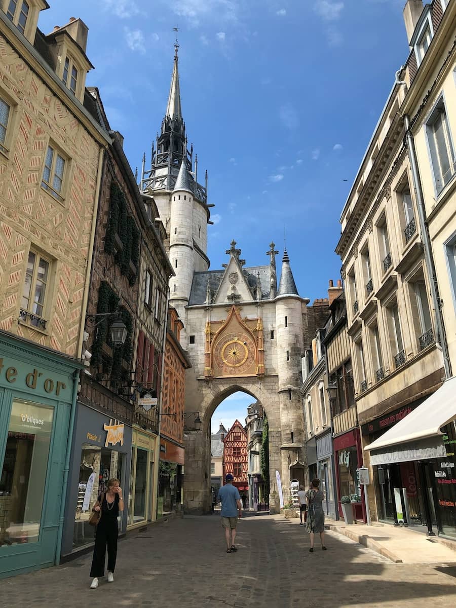 Auxerre - Photo by Peter Edwards on Unsplash